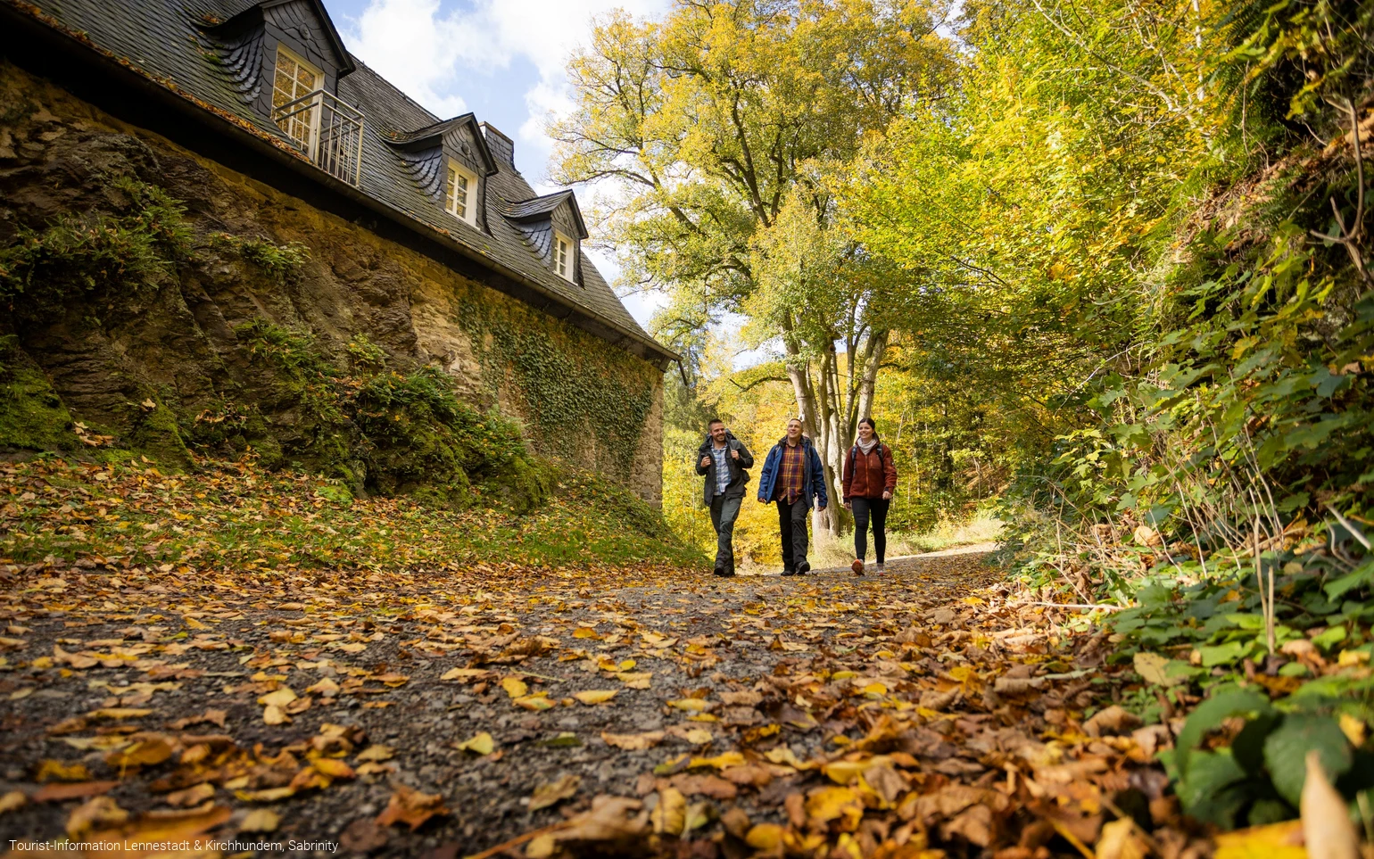 Wandern im Herbst an der Burg Wandern im Herbst an der Burg